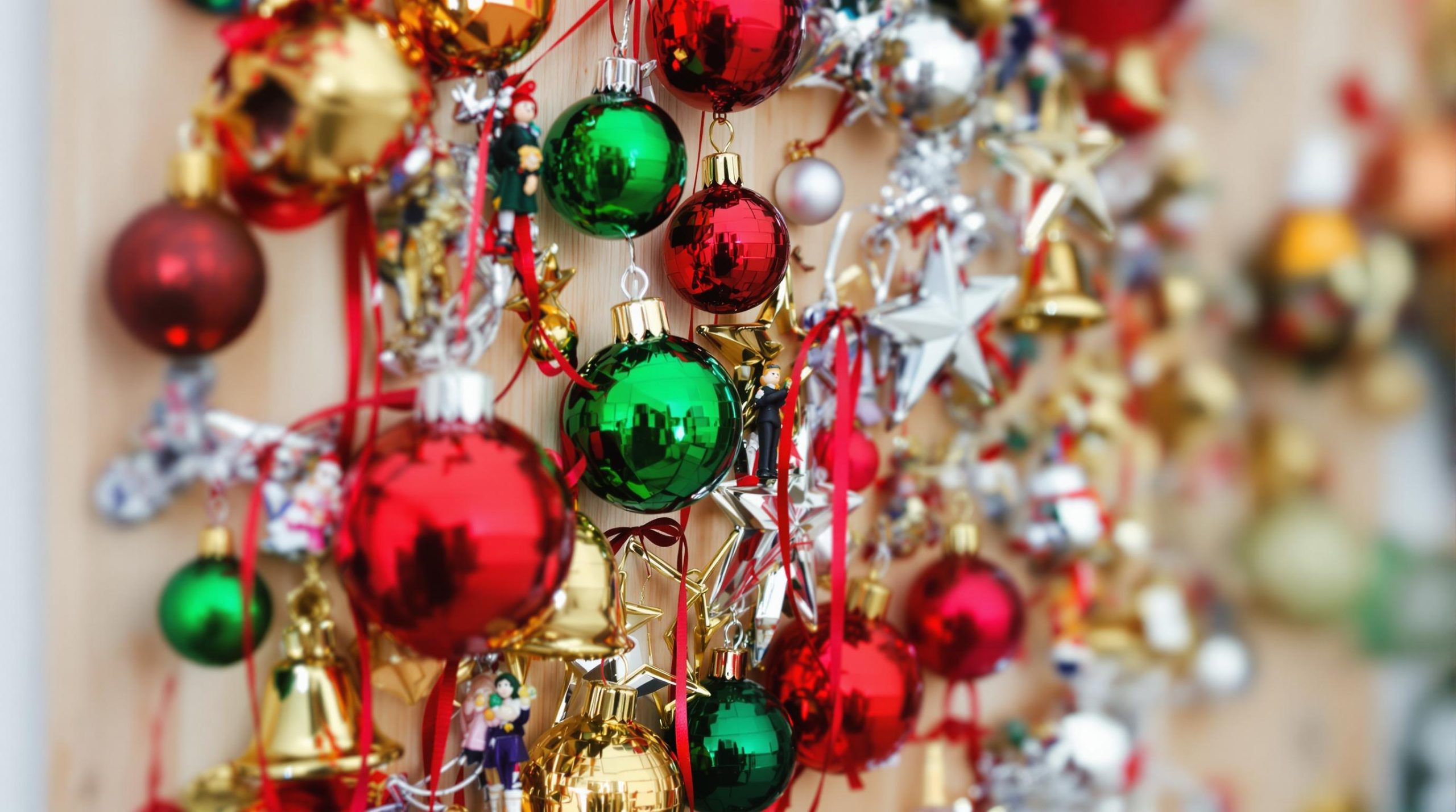 découvrez 10 idées créatives pour utiliser des boules de noël et embellir votre intérieur. transformez votre décoration festive en explorant des astuces pratiques et originales qui apporteront une touche magique à votre maison pour les fêtes.