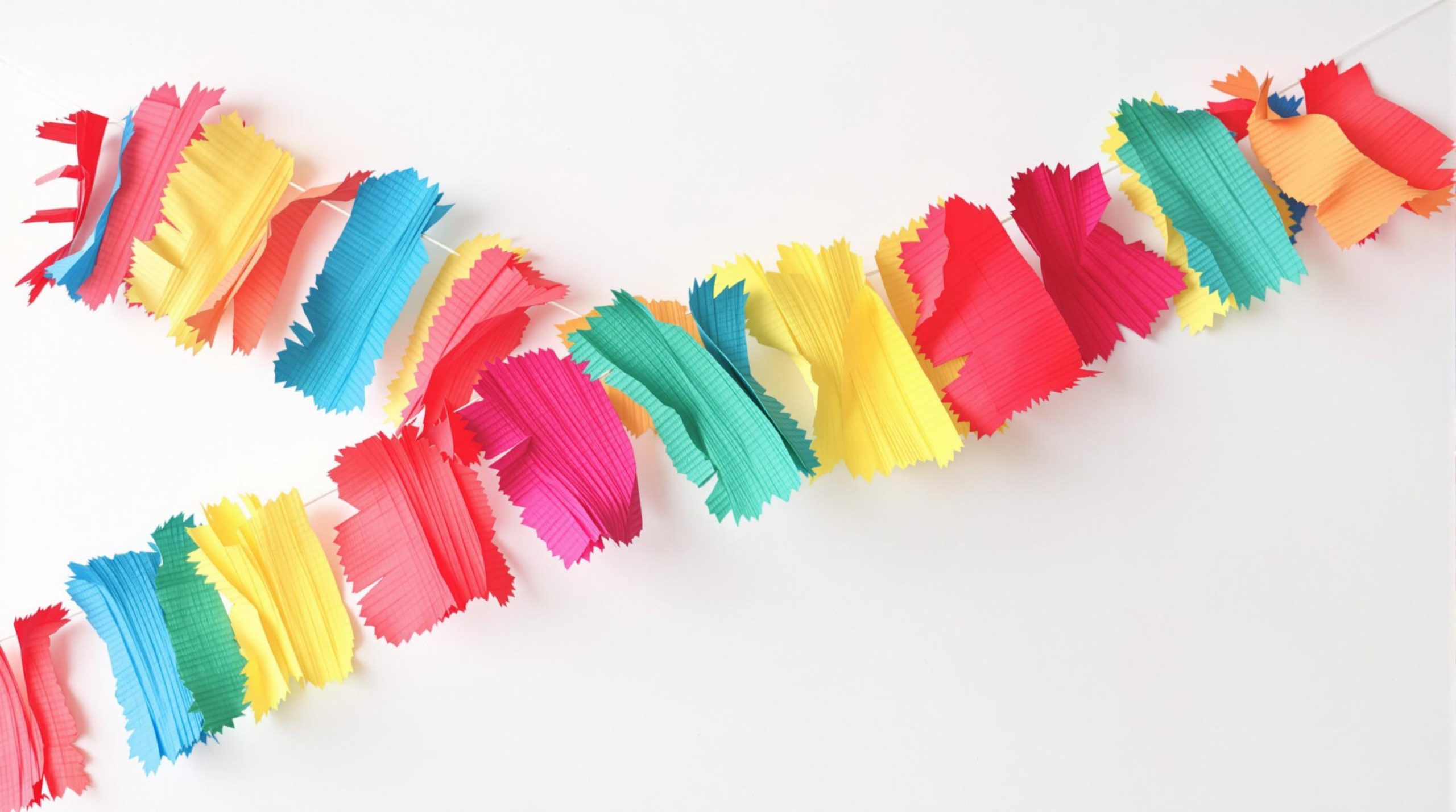 découvrez 10 idées créatives et festives pour utiliser du papier crépon à noël ! que ce soit pour décorer votre maison, réaliser des cadeaux originaux ou animer vos fêtes, laissez libre cours à votre imagination avec ces astuces simples et amusantes.